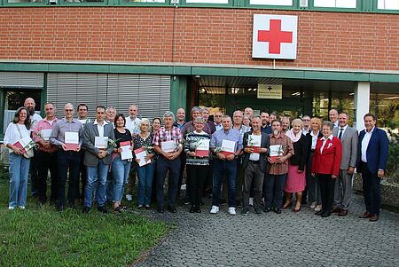 Gruppenfoto Blutspendejubilare 2025 Gruppenfoto der geehrten Blutspendjubilare sowie Landrat und BRK-Vorstandsvorsitzener Bernd Obst, die beiden Stellvertreter Vorsitzenden Petra Guttenberger und Markus Braun sowie Kreisgeschäftsführer Thomas Leipold und Vorstandsmitglied Waltraud Heiter