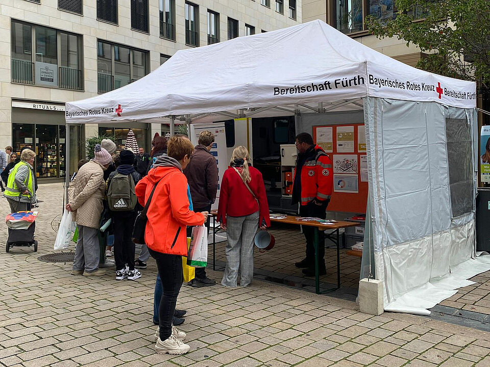 Aktionstag Welt-Erste-Hilfe-Tag BRK-Pavillion in der Fußgängerzone, interessierte Passanten