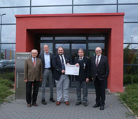 Spendenübergabe Manfred Roth-Stiftung Stiftungsvorstand Dr. Wilhelm Polster und Stiftungsrat Klaus J. Teichmann überreichten im Namen der Manfred Roth-Stiftung 5000 Euro an Erich Kretschmar, Vorsitzender der Wasserwacht Fürth, Benjamin Nagel, stv. Vorsitzender, und Thomas Leipold, Kreisgeschäftsführer des BRK Fürth. (Foto: NORMA)