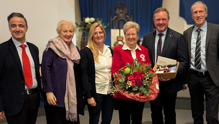 Freimaurerloge ehrt Waltraud Heiter Große Ehre für ein großes Herz: Zahlreiche Gäste kamen, um Waltraud Heiter zu feiern, darunter auch Orhan Türkan, stv. BRK-Kreisgeschäftsführer, Petra Guttenberger, 1. stv. Vorstandsvorsitzende des Kreisverbandes, Katrin Rohm, stv. Kreisgeschäftsführerin, Preisträgerin Waltraud Heiter, Bernd Obst, Vorstandsvorsitzender im BRK Fürth und Kreisgeschäftsführer Thomas Leipold (v.l.n.r.).